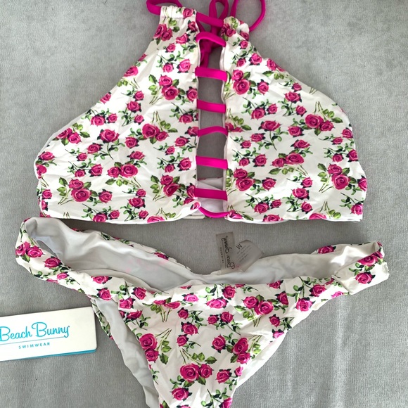 Beach Bunny Other - Beach bunny white and floral scrunch bikini